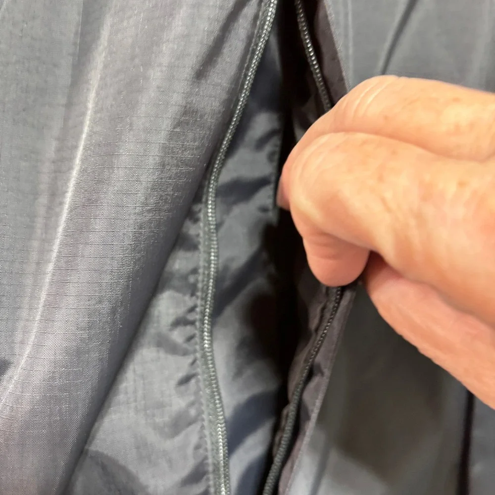 The North Face Mens DryVent Rain Jacket Gray Hooded Windbreaker Shell